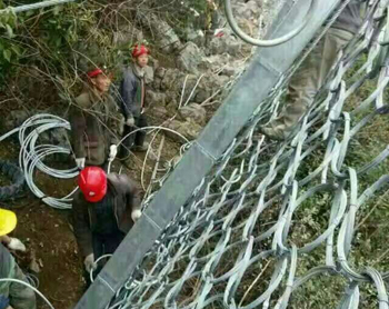 被動(dòng)環(huán)形防護(hù)網(wǎng)施工現(xiàn)場(chǎng)