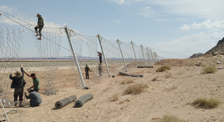 內(nèi)蒙古額哈鐵路防護(hù)網(wǎng)施工現(xiàn)場(chǎng)